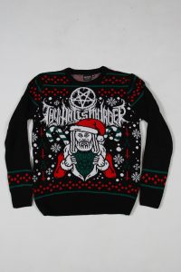 Schwarzer Ugly Sweater mit Weihnachtsmotiven und einem Santa-ähnlichen Charakter auf der Vorderseite.