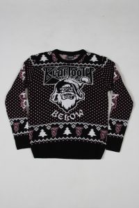 Schwarzer Ugly Sweater mit grafischem Muster und dem Aufdruck 'Bearly Below'.