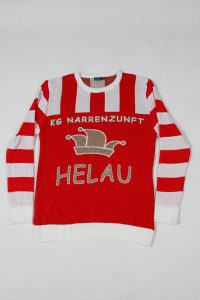 Rot-weißer Pullover mit gestreiften Ärmeln und dem Schriftzug 'KG NARRENZUNFT HELAU'.