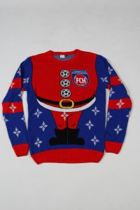 Rot-blauer Pullover mit einem Santa-Motiv und Weihnachtsdesign, geeignet für die Winterzeit.