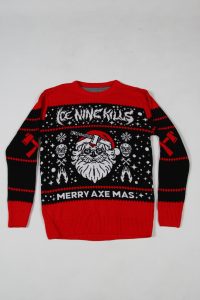 Roter Ugly Sweater mit einem Weihnachtsmann-Motiv und dem Text 'MERRY AXE MAS'.
