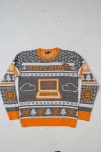 Grauer Pullover mit orangefarbenen Details und einem Laptop-Motiv, das 'Happy Holidays' zeigt.