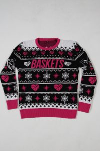Schwarzer Pullover mit pinken Basketball-Designs und Schneeflocken-Muster in verschiedenen Größen.