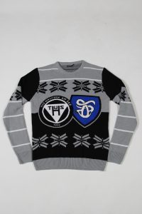 Grau-schwarzer Pullover mit einem großen Vereinslogo auf der Vorderseite und geometrischen Mustern.