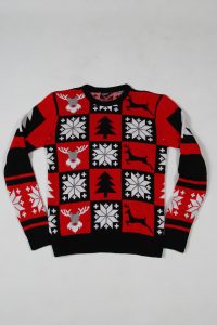 Rot-schwarzer Ugly Sweater mit Weihnachtsmotiven wie Rehen und Tannenbäumen.