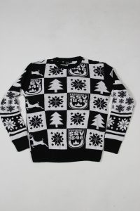 Schwarzer und weißer Pullover mit Weihnachtsmotiven, einschließlich Bäume und Schneeflocken.