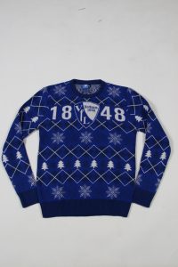 Blauer Pullover mit weißen Schneeflocken und Weihnachtsbaum-Muster, versehen mit der Jahreszahl 1848.