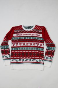 Rot-weißer Pullover mit weihnachtlichem Muster und Schriftzug 'Coming Home for Christmas'.