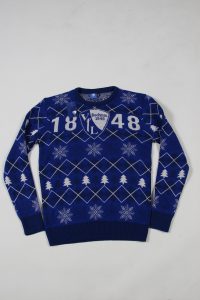 Blauer Pullover mit weißen Schneeflocken und Tannenbaum-Muster, 1848 auf der Vorderseite.