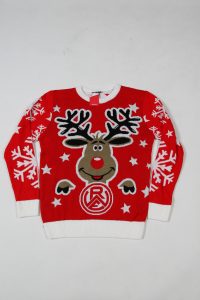 Roter Pullover mit Rentier-Design und Schneeflocken auf einem weißen Hintergrund.