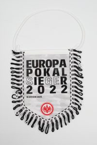 Wimpel mit dem Aufdruck 'Europa Pokalsieger 2022' und dem Logo von Eintracht Frankfurt.
