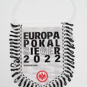 Wimpel mit dem Aufdruck 'Europa Pokalsieger 2022' und dem Logo von Eintracht Frankfurt.
