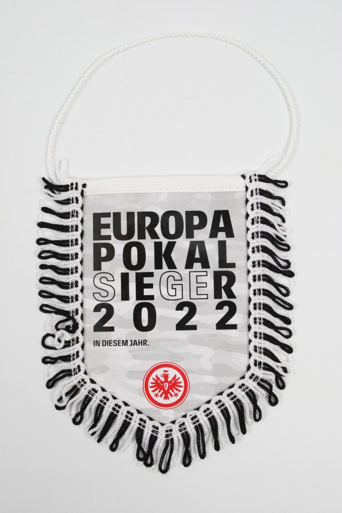 Wimpel mit dem Aufdruck 'Europa Pokalsieger 2022' und dem Logo von Eintracht Frankfurt.