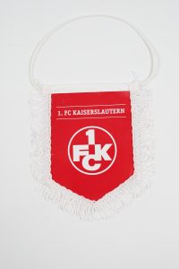 Roter Wimpel mit dem Logo des 1. FC Kaiserslautern und der Aufschrift '1. FC Kaiserslautern'.