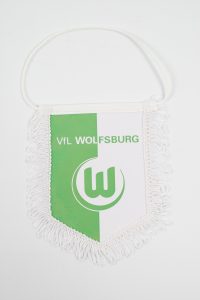 Wimpel des VfL Wolfsburg mit grünem und weißem Design sowie Fransen am unteren Rand.