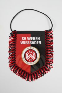 Wimpel des SV Wehen Wiesbaden mit schwarzem und rotem Design sowie Vereinslogo.