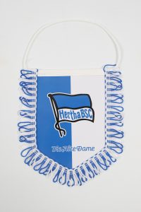Wimpel von Hertha BSC in Blau und Weiß mit Fransen und Vereinslogo.