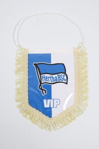 Wimpel von Hertha BSC mit blauer und weißer Farbgestaltung und dem Text 'VIP'.