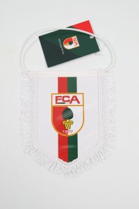 FCA Wimpel mit dem Logo und den Farben des Vereins, dekoriert mit Fransen.