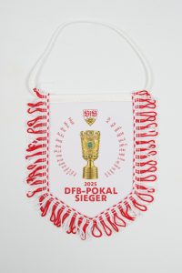 Wimpel mit dem DFB-Pokal und der Aufschrift '2025 DFB-Pokal Sieger'.