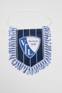 Wimpel des VfL Bochum mit blau-weißer Farbgestaltung und Fransen.