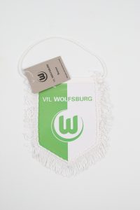 Wimpel des VfL Wolfsburg mit grünem und weißem Design und Fransen.