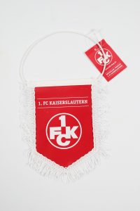 Roter Wimpel mit dem Logo des 1. FC Kaiserslautern und weißen Fransen.