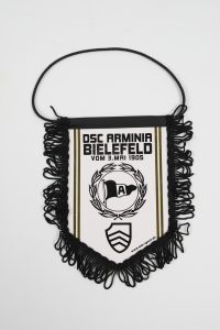 Wimpel des DSC Arminia Bielefeld mit dem Vereinslogo und dem Gründungsdatum.