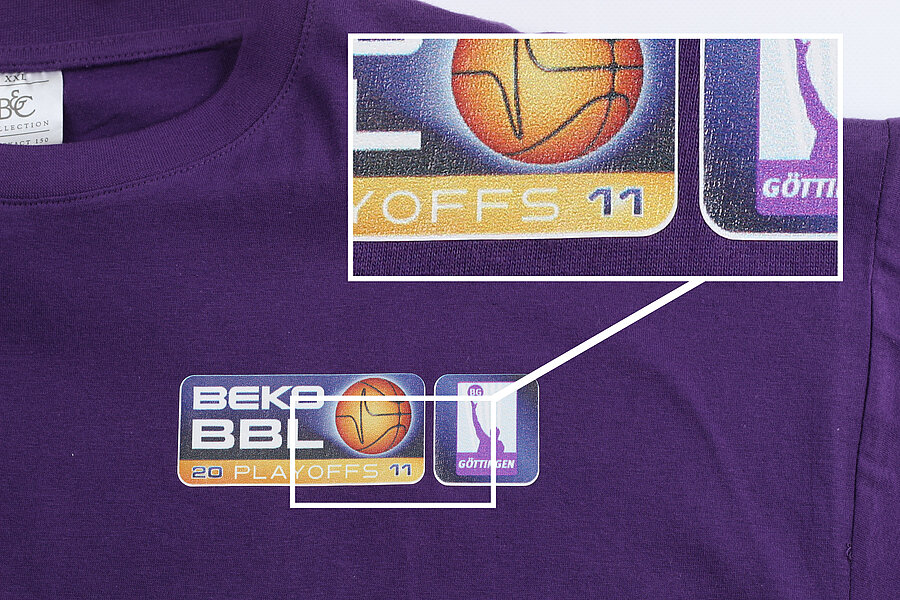 T-Shirt mit dem Logo der BBL Playoffs 2011 und einem Basketball-Symbol.