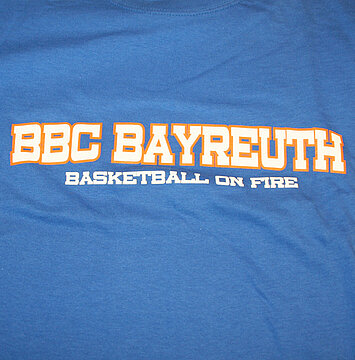 Blaues T-Shirt mit dem Aufdruck 'BBC Bayreuth Basketball on Fire' in orange und weiß.