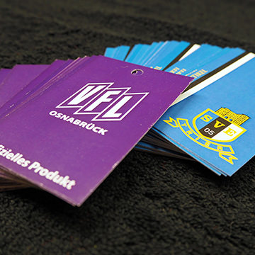 Eine Sammlung von Hangtags mit dem Logo von VfL Osnabrück und anderen Designs.