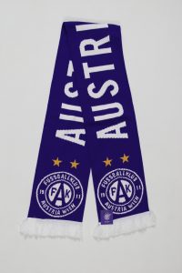 Lila Schal mit dem Logo von Austria Wien und den Schriftzug 'AUSTRIA'.