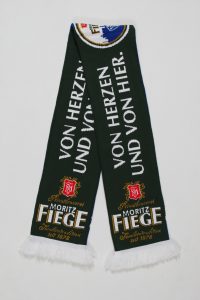 Schwarzer Schal mit weißen und roten Schriftzügen von Moritz Fliege, einem Traditionsunternehmen.