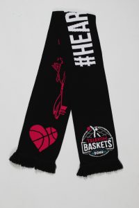 Schwarzer Schal mit pinken Akzenten und dem Logo der Telekom Baskets Bonn.