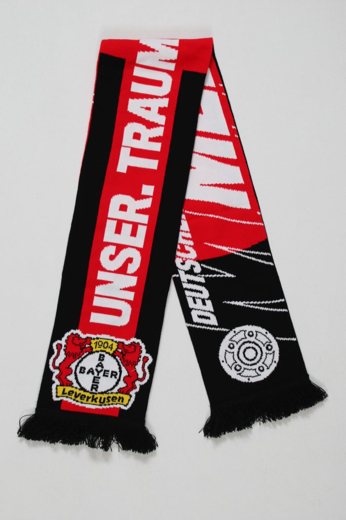 Schal von Bayer 04 Leverkusen in Rot und Schwarz mit dem Vereinslogo und Text.