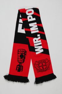 Schal in Rot und Schwarz mit dem Text 'WIR. IM POKAL.' und dem Logo von Bayer 04 Leverkusen.