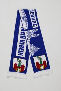 Blauer Schal mit Vereinswappen und architektonischen Motiven in Weiß und Rot.