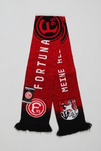 Roter Schal mit dem Logo von Fortuna Düsseldorf und dem Schriftzug 'Fortuna' in weißer Schrift.