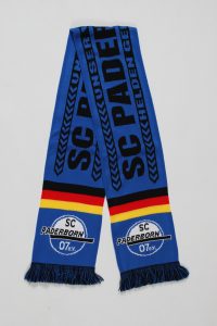 Blauer Schal des SC Paderborn mit Fransen und Vereinslogo in der Mitte.
