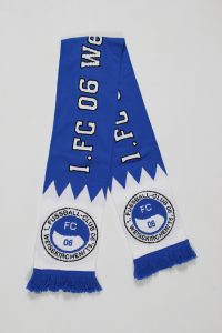 Blauer Schal mit dem Logo des 1. FC 06 Weiskirchen und dem Schriftzug des Vereins.