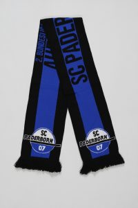 Schal in den Farben Schwarz und Blau mit dem Logo von SC Paderborn und der Aufschrift 'SC Paderborn 07'.