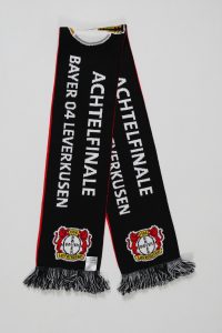 Schal von Bayer 04 Leverkusen mit Aufschrift 'Achtelfinale' und Vereinswappen.