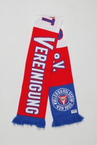 Ein rot-blauer Schal mit dem Logo des Kieler SV Holstein von 1900 und dem Wort 'Vereinigung'.