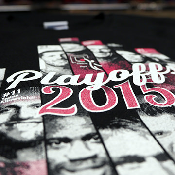 Schwarzes T-Shirt mit dem Aufdruck 'Playoffs 2015' und verschiedenen Gesichtern.
