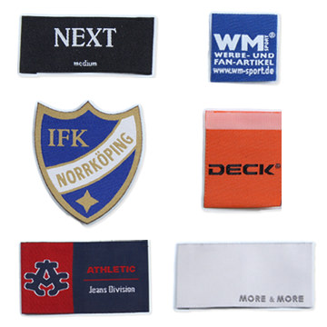 Verschiedene Textiletiketten, darunter das Logo von IFK Norrköping und WM-Sport.