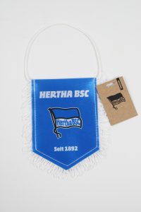 Blauer Wimpel mit dem Logo von Hertha BSC und der Aufschrift 'Seit 1892'.