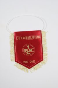 Roter Wimpel mit goldenen Fransen des 1. FC Kaiserslautern, der 125 Jahre feiert.