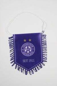 Lila Wimpel mit dem Logo des Fußballklubs Austria Wien und der Aufschrift 'SEIT 1911'.