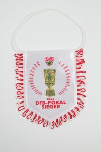 Wimpel mit dem DFB-Pokal und der Aufschrift '2025 DFB-Pokal Sieger'.