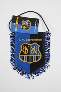 Wimpel des 1. FC Saarbrücken in Blau und Schwarz mit Vereinswappen und Fransen.